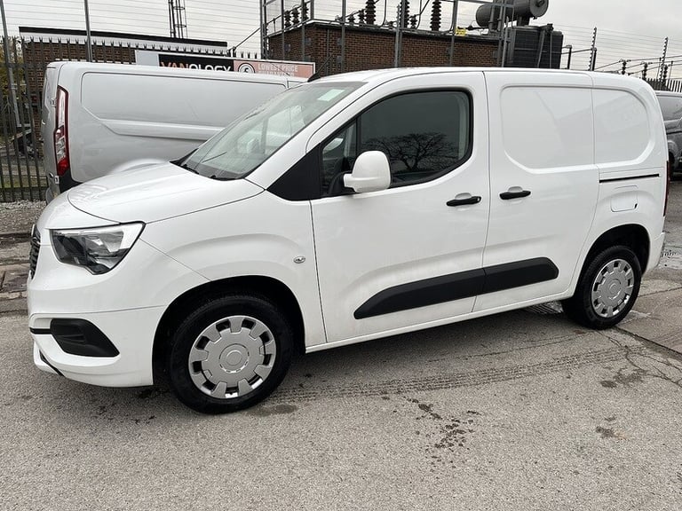 image for 2021 Vauxhall Combo 2300 1.5 Turbo D 100ps H1 Sportive Van PANEL VAN DIESEL Manual