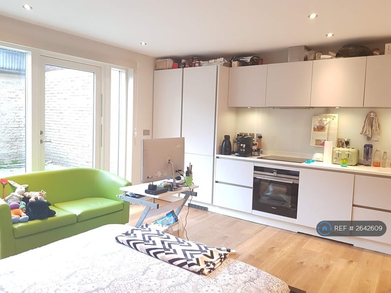 Studio flat in Ferdinand Street, London, NW1 (#2642609)