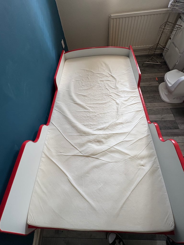 Fire engine toddler bed