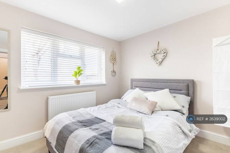 2 bedroom flat in San Remo Parade, Westcliff-On-Sea, SS0 (2 bed) (#2639002)
