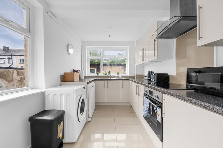 Cozy 3 BR House in Manchester | Parking, Kitchen