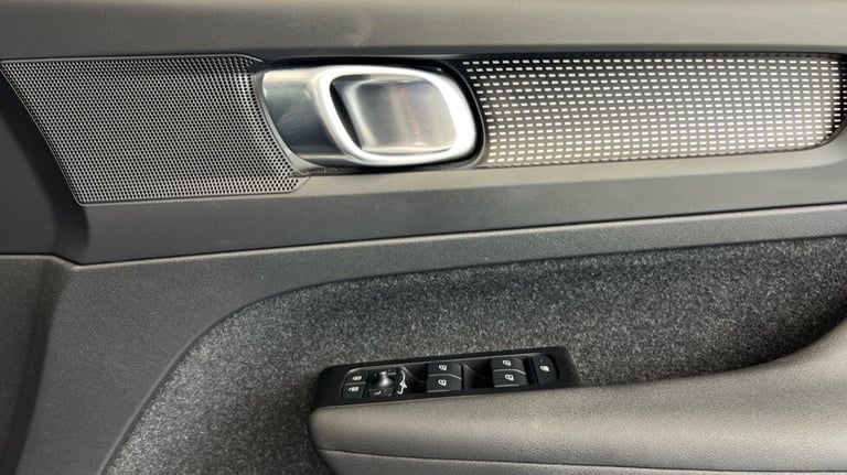 2021 Volvo XC40 R-Design, T3 automatic (Power Tailgate, Rear Park Assist) Estate Petrol Automatic