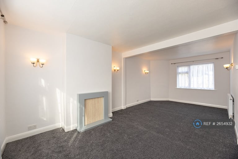 3 bedroom house in Victoria Avenue, Romford, RM5 (3 bed) (#2654932)