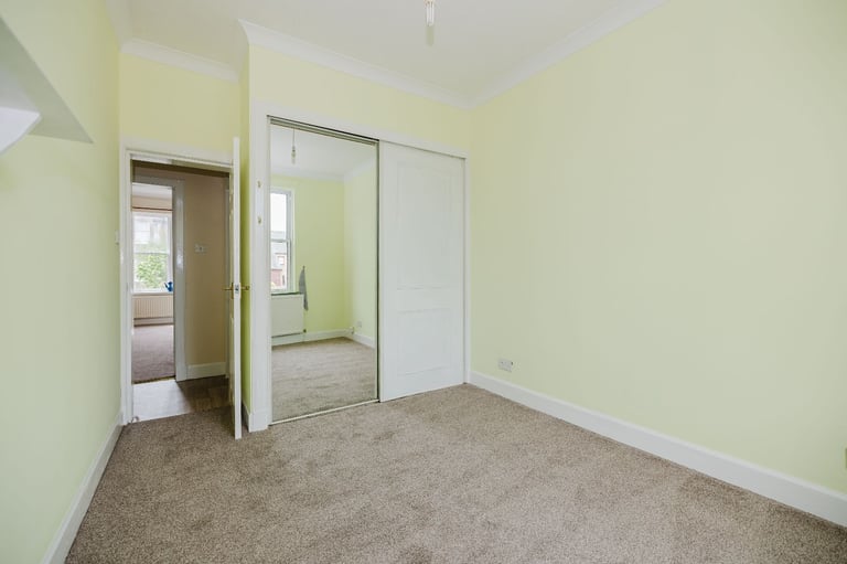  Bright and neutral, 2-bedroom, main door, furnished flat in Newington - available soon