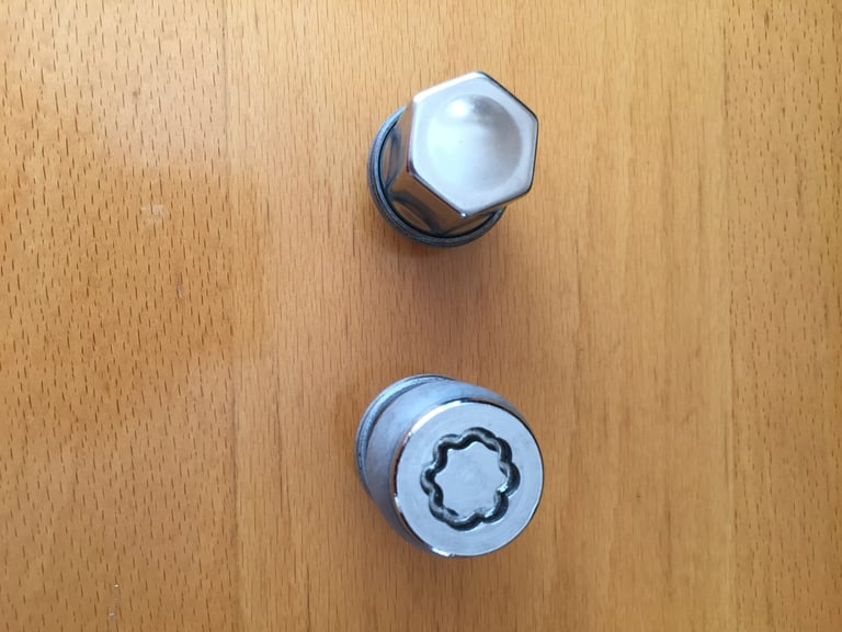 Full silver wheel nut kit including locking nuts and nut key