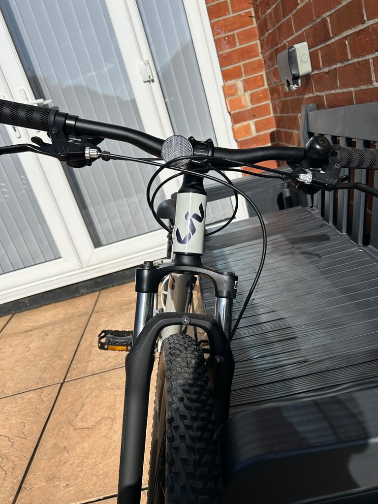 Liv Tempt 5 - snow drift - ladies mountain bike size XS - LOVELY CONDITION