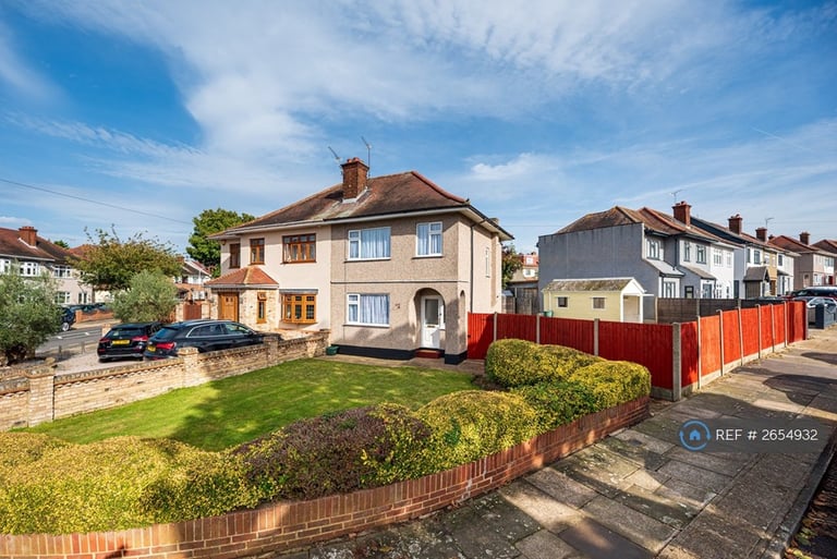 3 bedroom house in Victoria Avenue, Romford, RM5 (3 bed) (#2654932)