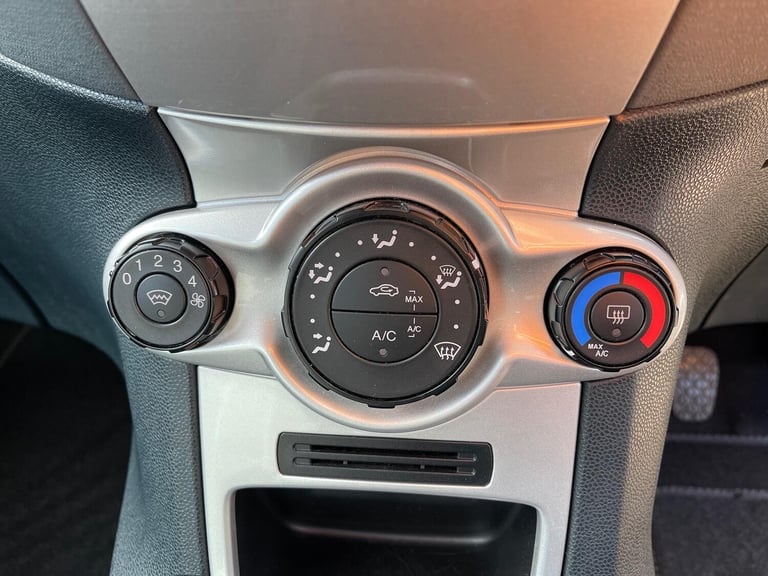 FORD FIESTA 1.4 Zetec 5dr 2011