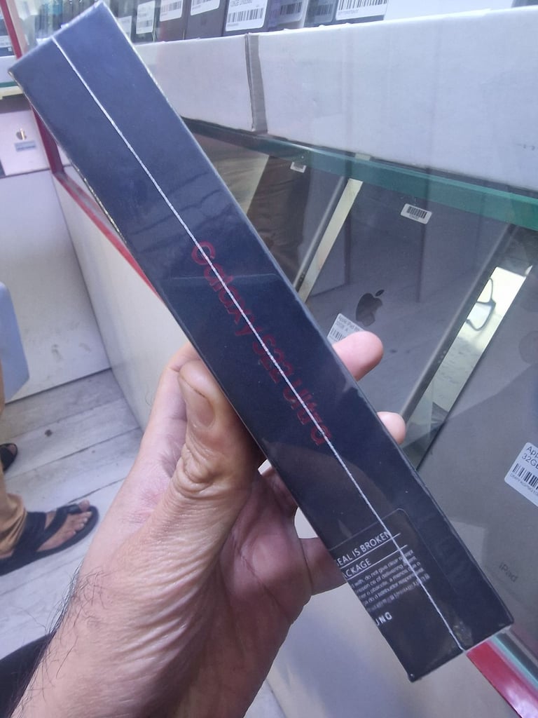 SAMSUNG GALAXY S22 ULTRA 5G 128GB BLACK &BURGUNDY SEALED PACK