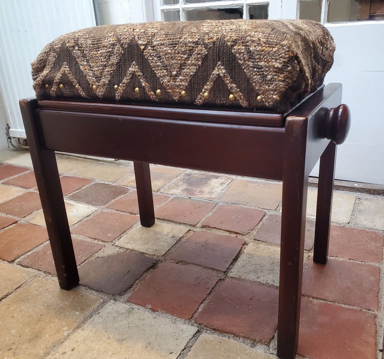 Piano stool, adjustable height