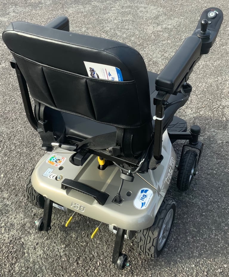 MOBILITY SCOOTER  FOLDING TYPE ONLY 17KG . £250  BARGAIN 