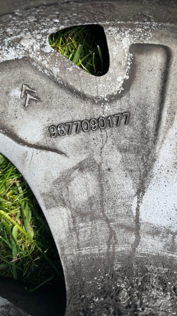 Citroen C4 ( MkII) alloy wheel and tyre 