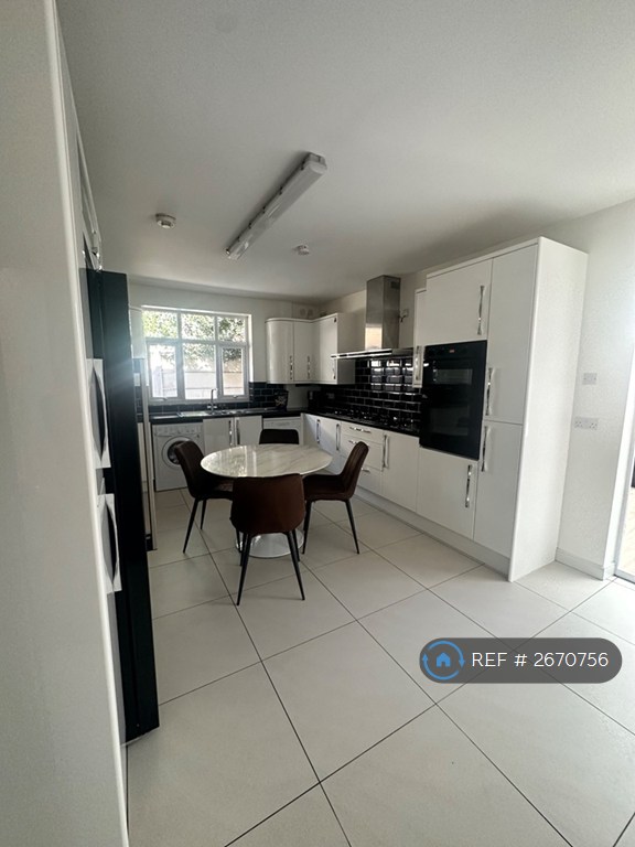 8 bedroom house in Harlaxton Drive, Nottingham, NG7 (8 bed) (#2670756)