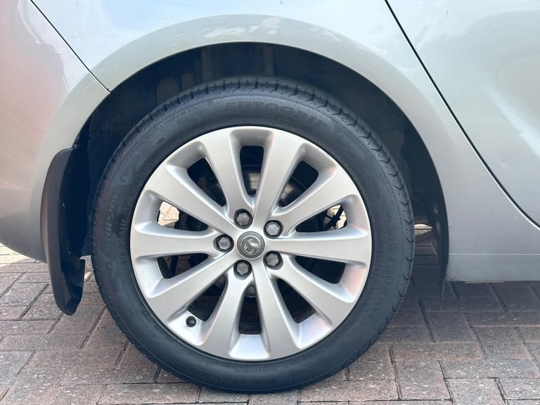 2011 Vauxhall Astra 1.4 16v Exclusiv Euro 5 5dr HATCHBACK Petrol Manual