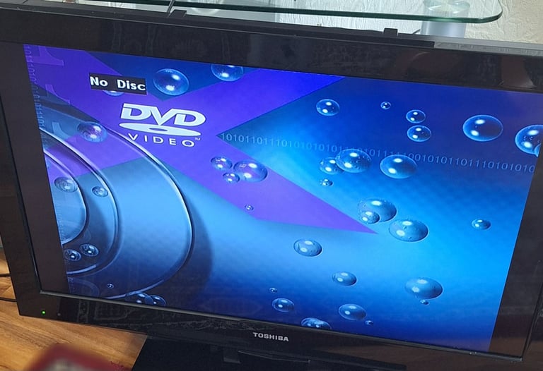 Toshiba 32in freeview TV with built-in dvd and remote 