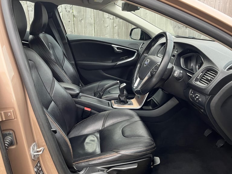 2014 Volvo V40 D2 Cross Country SE Lux 5dr **£20 Road Tax** HATCHBACK Diesel Manual