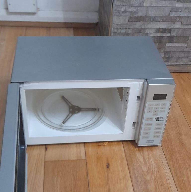 MICROWAVE: RUSSELL HOBBS, 800W * delivery available *