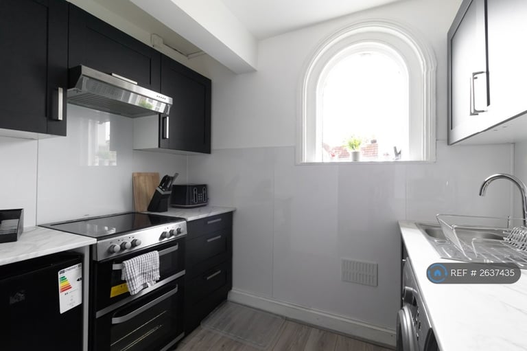 2 bedroom flat in Waverley Grove, Southsea, PO4 (2 bed) (#2637435)
