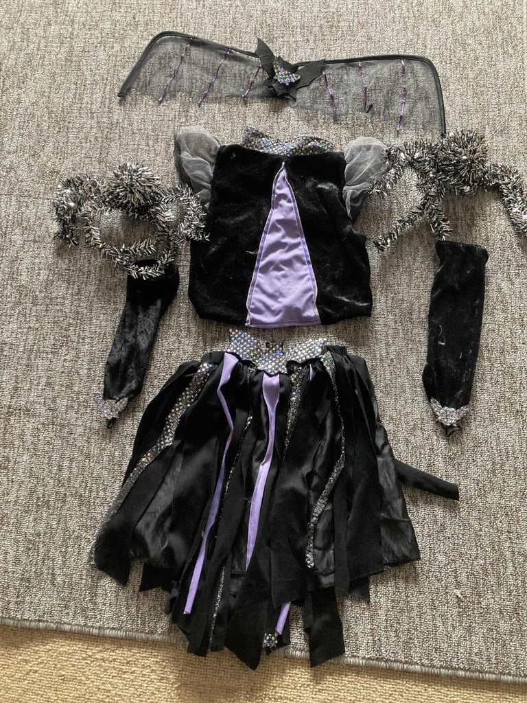  7 Children’s Halloween fancy dress outfits at £4 each ages 3/4 - 9/ 10 years 