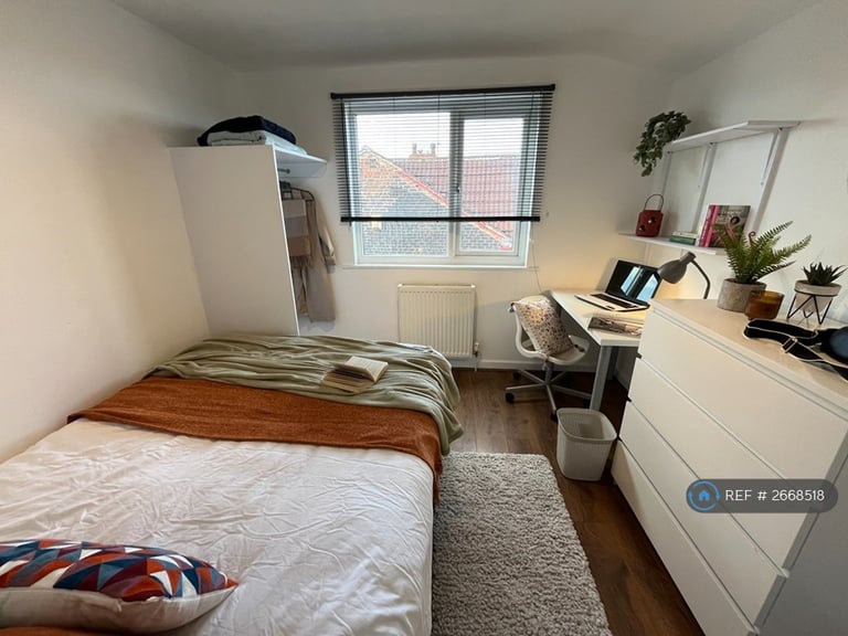 8 bedroom house in Nicander Road, Liverpool, L18 (8 bed) (#2668518)