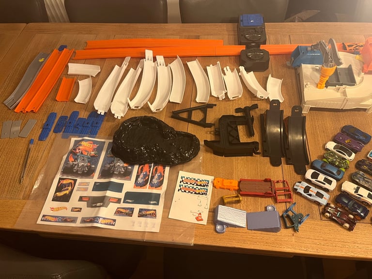 Hot Wheels Bundle Inc Motorised Power Booster and 20+ Cars