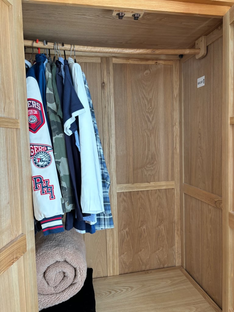 Beautiful ‘Sleepy Valley’ Solid Oak large double wardrobe with 2 spacious drawers like new DELIVERY