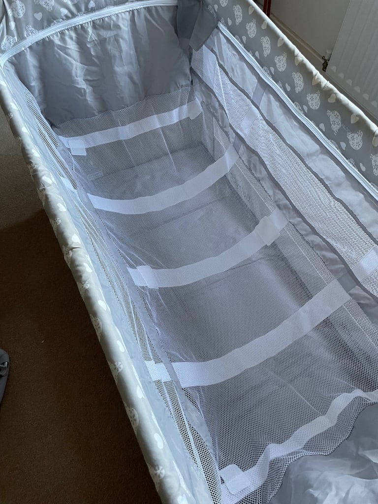 Hauck Travel Cot - lightweight & compact, perfect for sleepovers 