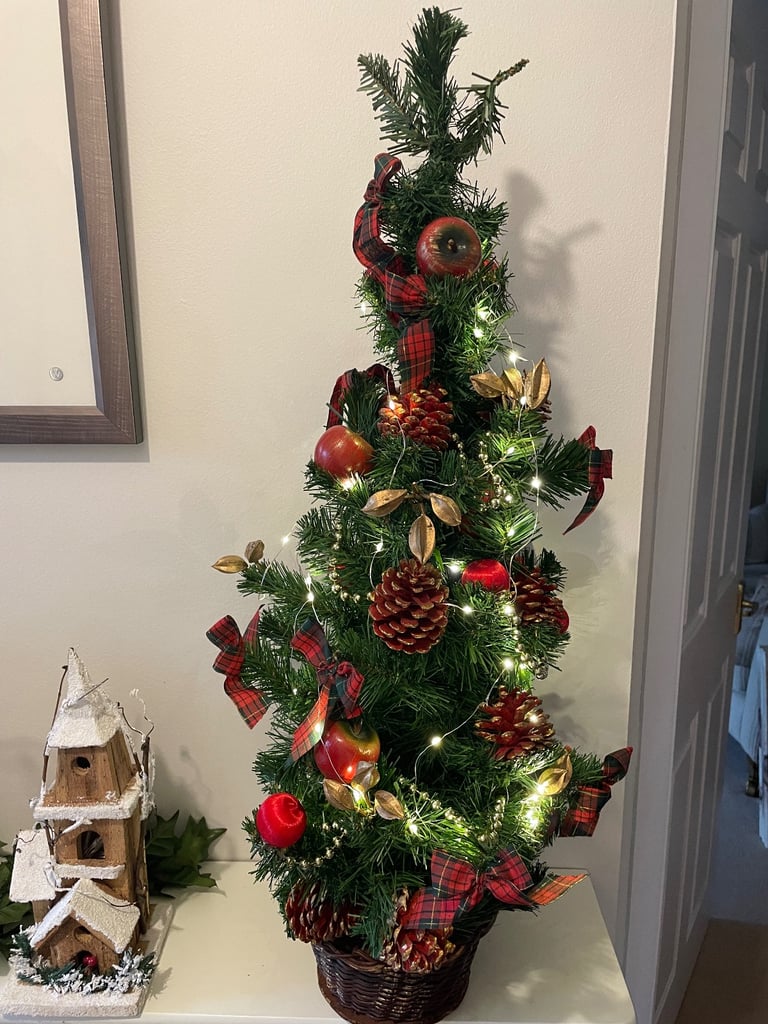 2.5ft xmas tree in basket with lights & pine cone & berries decorations