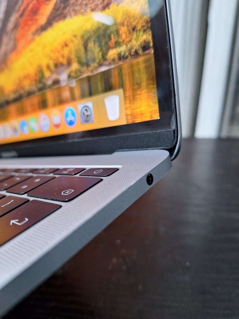 MacBook Pro (13Inch, 2017,I5 Intel core Processor, Two thunderbolts , 3 Ports) Read Desc
