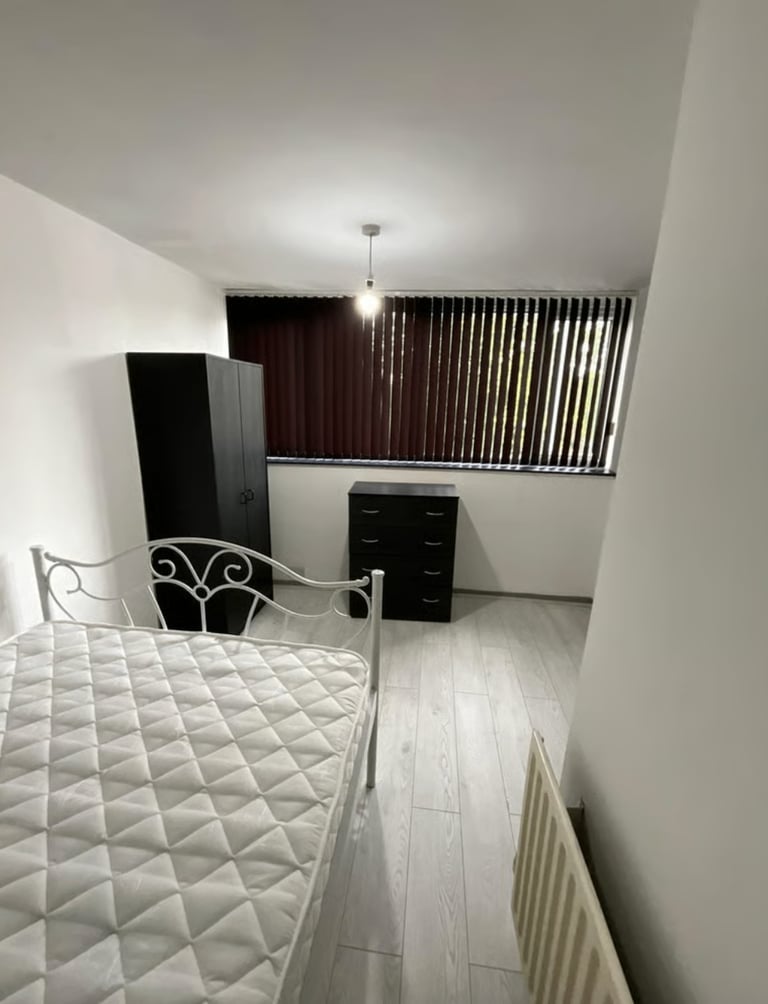 3-Double Bedroom Flat | Fully Furnished | Fitted Kitchen | Parking |  Woodsley Road, Leeds - LS3