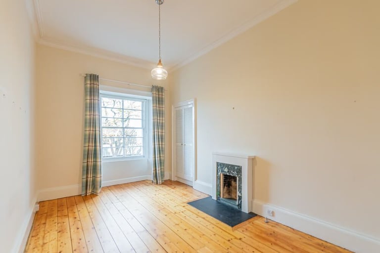 Incredible, 2 bedroom, 2nd floor property north of Edinburgh’s New Town – available November