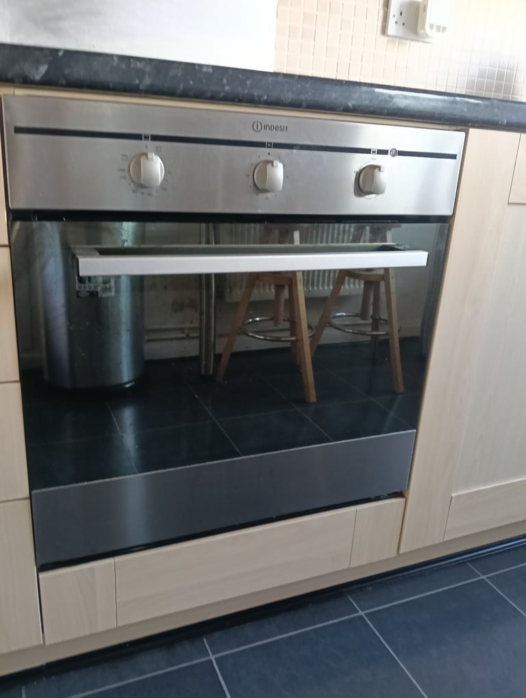 image for Indesit oven - great condition - house clearance 