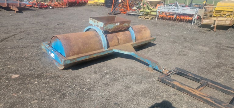 Tractor 10ft land field paddock roller currently oil filled 
