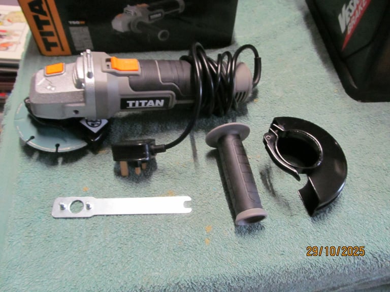 Titan 4.5" angle grinder in as new condition