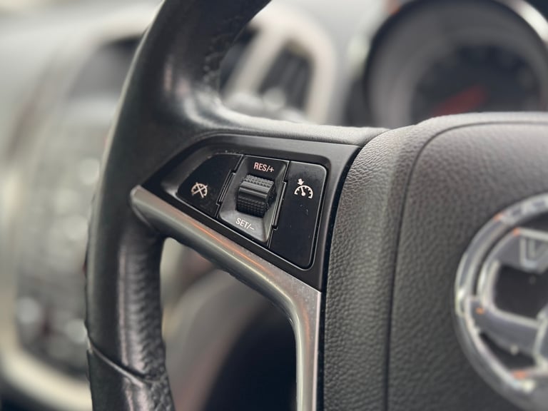 2011 Vauxhall Astra 1.6i 16V SE 5dr HATCHBACK Petrol Manual