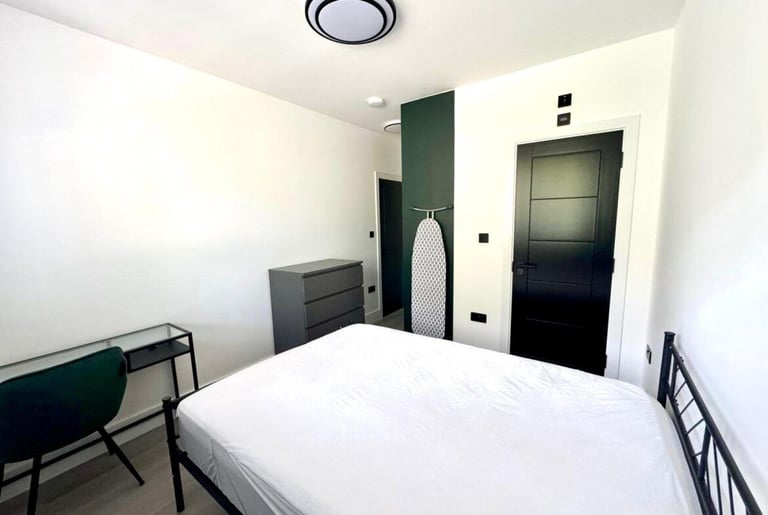  Large bedroom  with bills included in Alexandra House, St Marys Terrace, W2 1SF-Ref: 3005