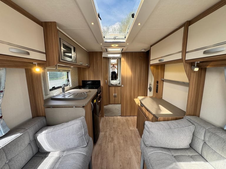 LUNAR QUASAR 462 2019 MODEL 2 BERTH REAR WASHROOM TOURING CARAVAN