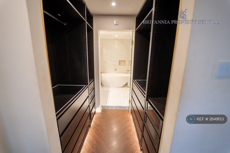 3 bedroom flat in The Mailbox, Birmingham, B1 (3 bed) (#2649153)