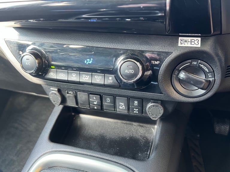 TOYOTA HILUX 2.4 D-4D 150PS INVINCIBLE MANUAL 4WD 4X4 PICKUP 71 REG 65,300 MILES