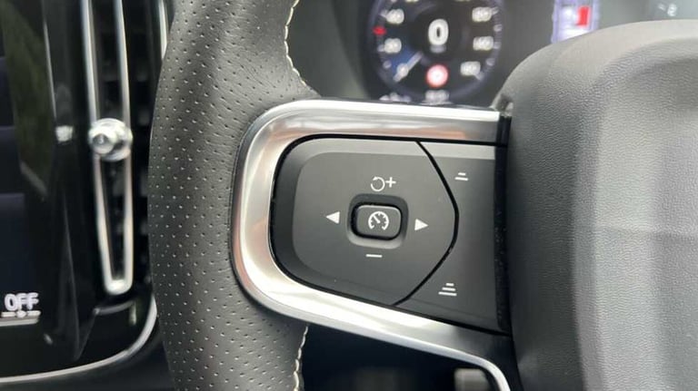 2019 Volvo XC40 2.0 T5 R DESIGN Pro 5dr AWD Geartronic SUV Petrol Automatic