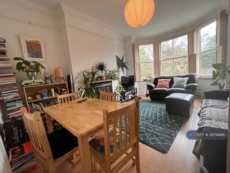 4 bedroom flat in Crescent Road, London, N3 (4 bed) (#2674446)