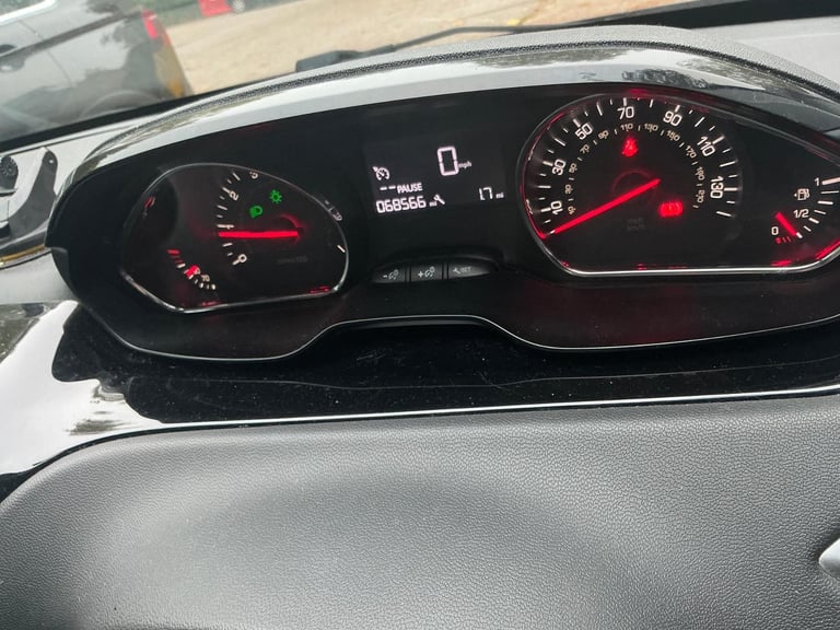 Peugeot 208 1.2cc ACTIVE 82 bhp good spec