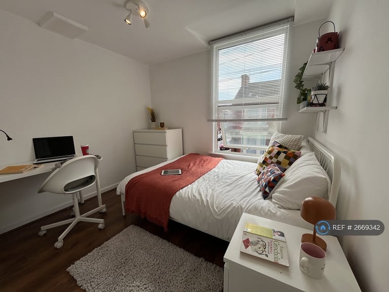 6 bedroom house in Stalbridge Avenue, Liverpool, L18 (6 bed) (#2669342)