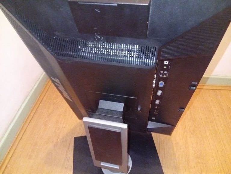 Dell U2410 24" IPS 1920 x 1200 widescreen monitor - great connectivity + USB hub, SD card reader