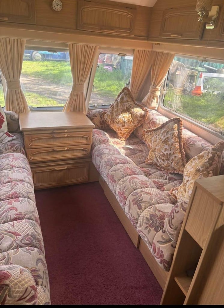 Bailey pageant champagne