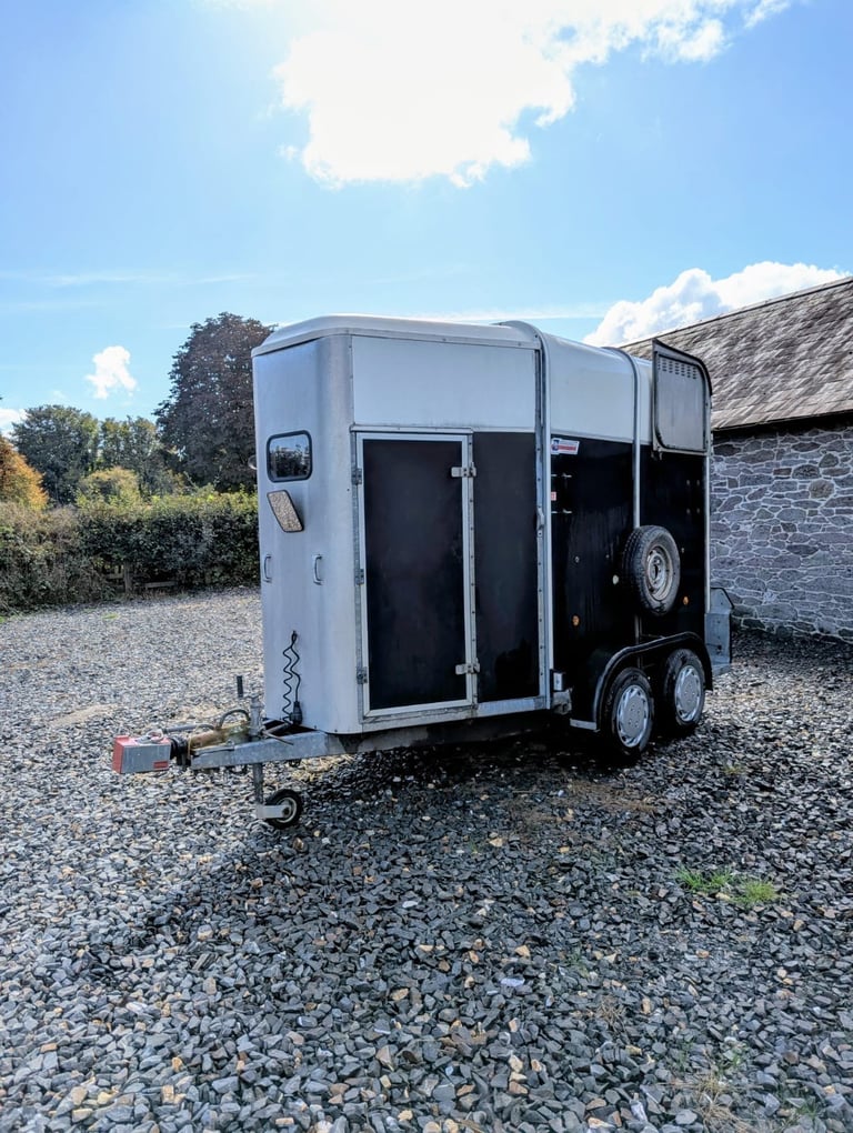 Ifor Williams HB505 Horse Trailer (Black)