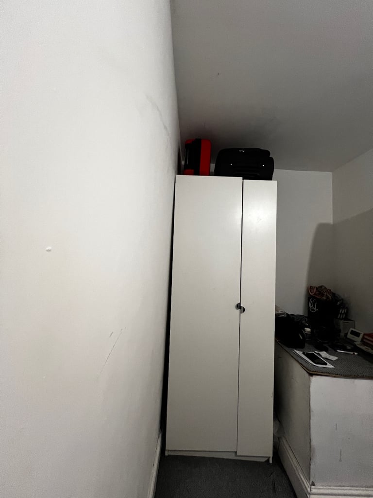Spacious Furnished Room Available in Manchester
