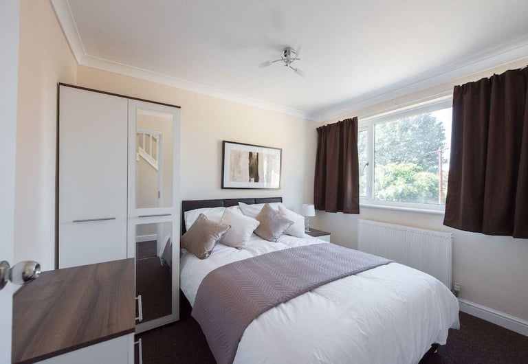 Modern 4 Bedroom House Close to Grays Town Centre