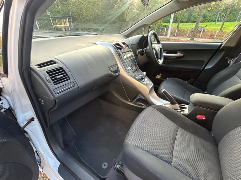 2011 Toyota, AURIS 1.8 hybrid, drives perfect, excellent condition,long mot 