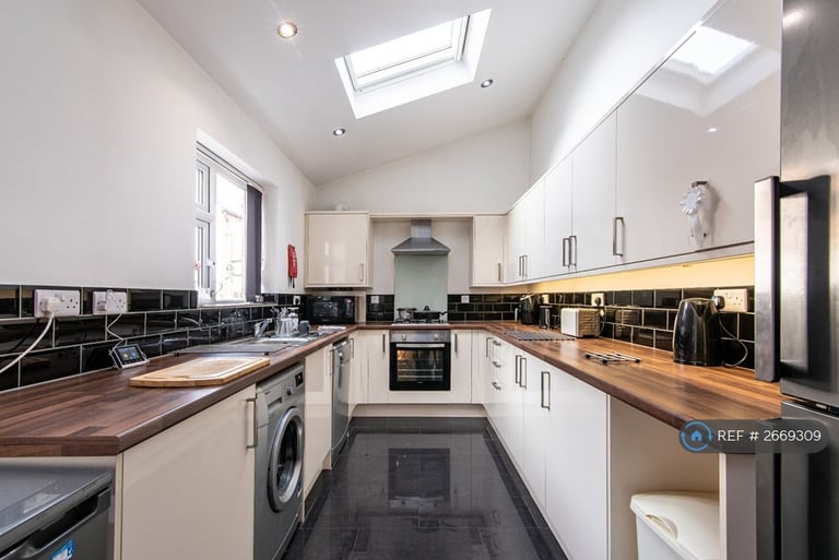 6 bedroom house in Rothesay Avenue, Nottingham, NG7 (6 bed) (#2669309)